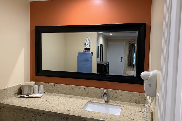 Ontario Inn & Suites