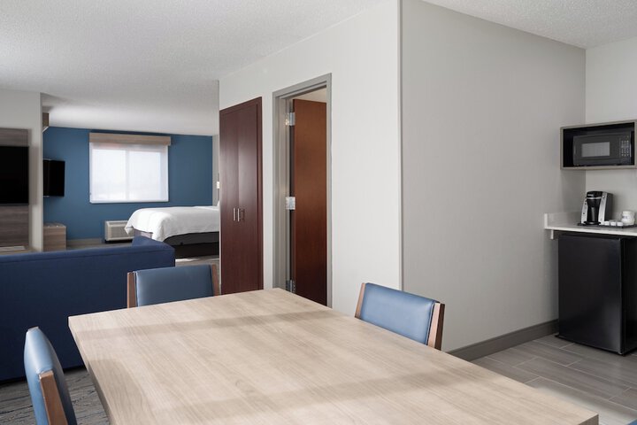 Holiday Inn Express & Suites Midwest by IHG