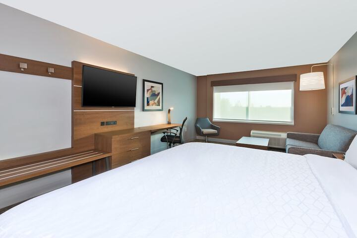 Room 17 of 28