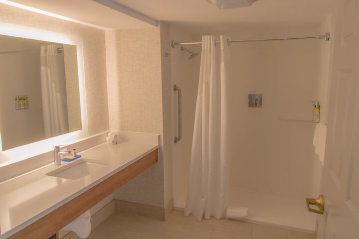Holiday Inn Express and Suites Manassas by IHG