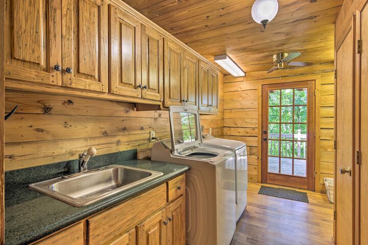 Secluded Cabin w / Spacious Kitchen & Dining Area!
