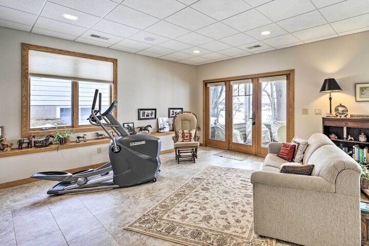 Pet-friendly Family Home Situated on Green Lake!