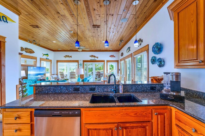 Riverfront Carrabelle Home w / Furnished Patio!
