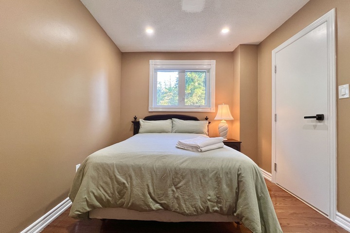 Cozy Home Near Transit & Hillcrest Mall with Free Parking
