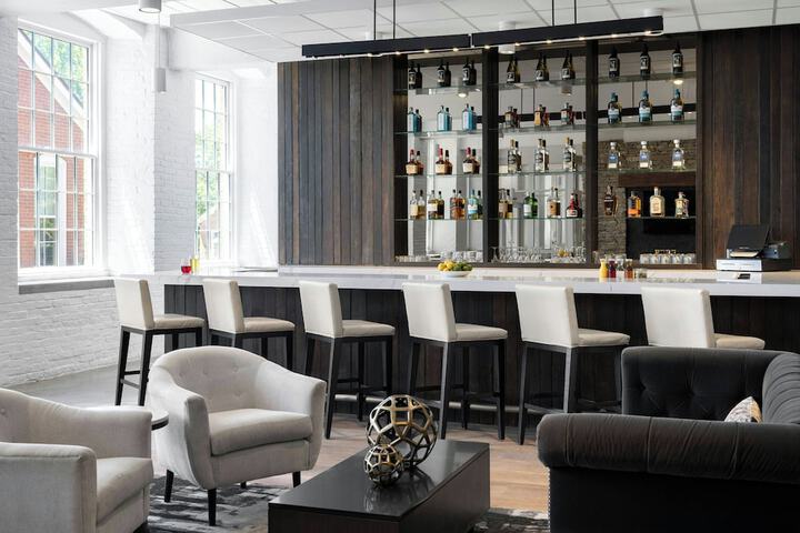 Lounge 76 of 82