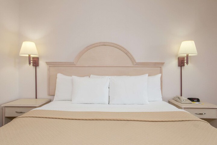 Room 9 of 40