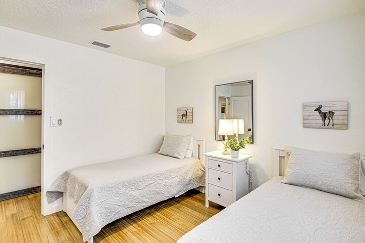 Charming Canalfront Retreat w / Double Boat Slip!