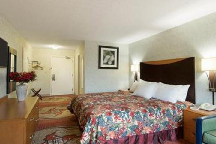 Econo Lodge Inn and Suites