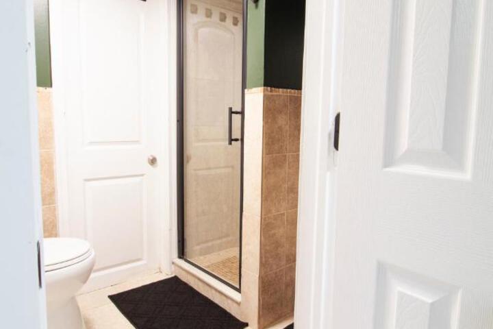Exceptional & Central Garden Suite, Top Amenities & Care!