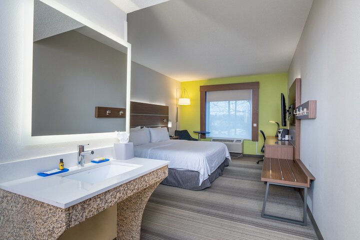 Holiday Inn Express Hotel & Suites Woodbridge by IHG