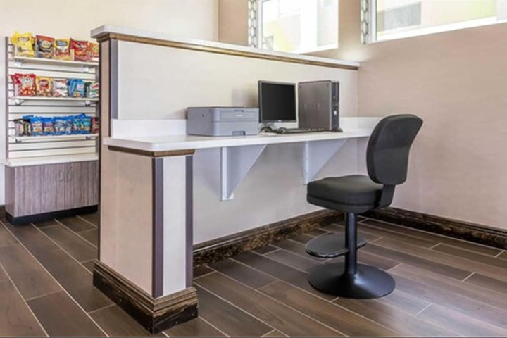 Business Center 27 of 29