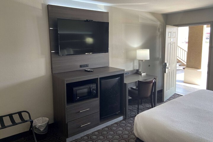 Room 33 of 40