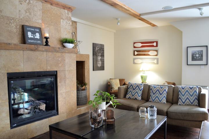 Lounge 63 of 66