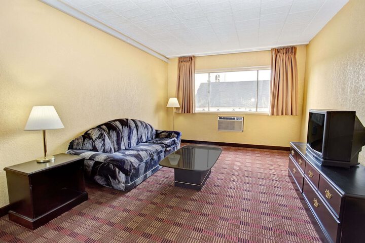 Room 6 of 15