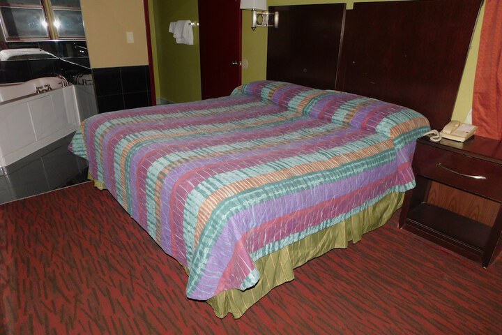 Room 17 of 33