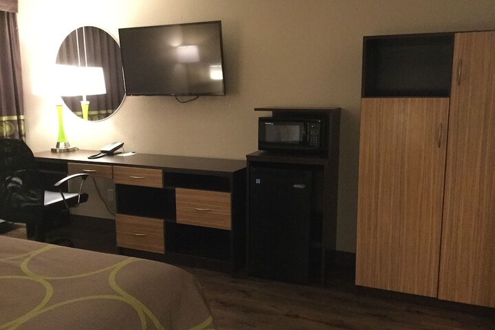 Room 8 of 18