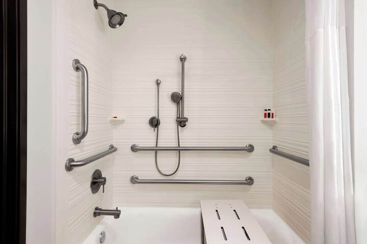 Days Inn & Suites by Wyndham Beaumont West / I-10 & Walden