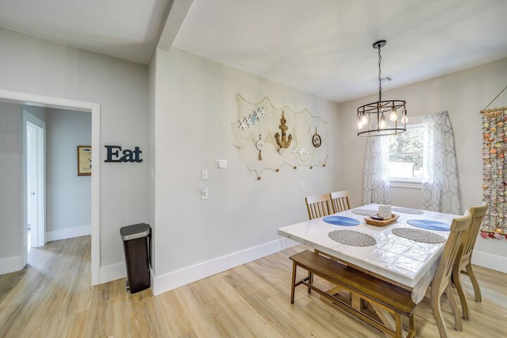 Walk to Lake Parks & Dining: Eufala Family Home!