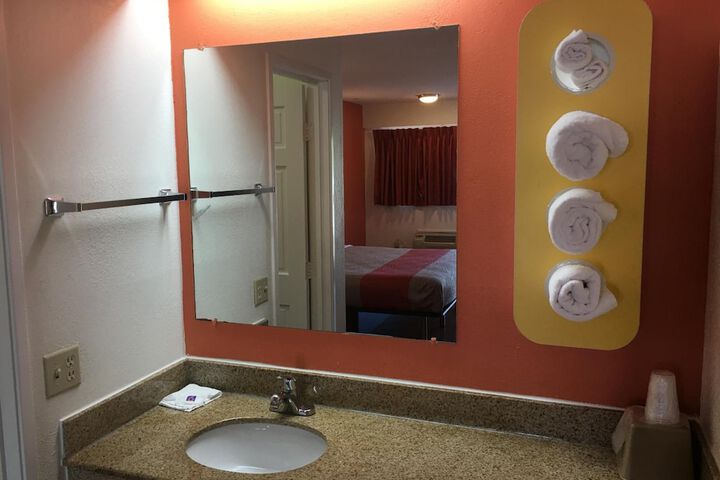 Room 17 of 34