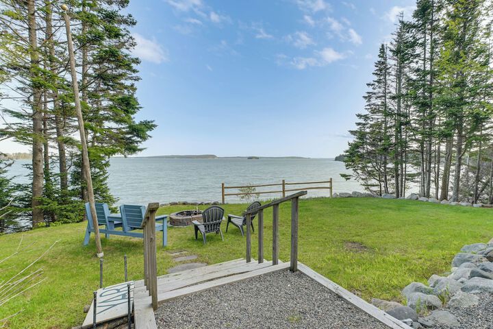 Waterfront Roque Bluffs Hideaway w / Private Beach
