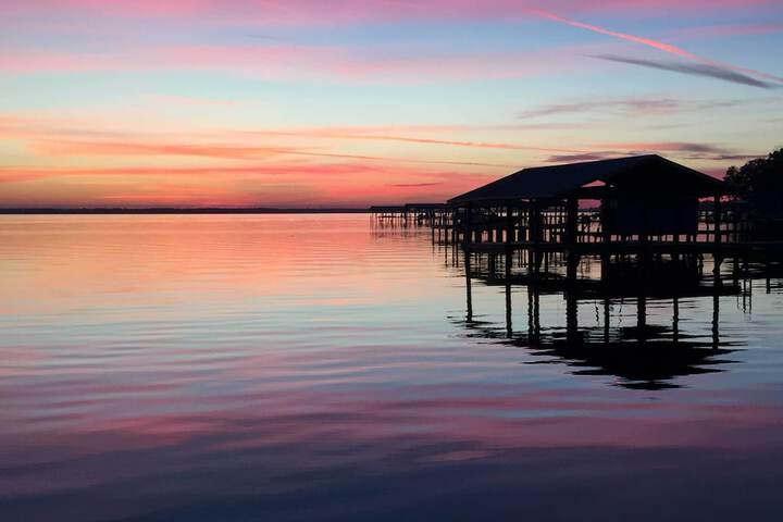 Renovated Crescent Lake Escape w / Waterfront Deck!