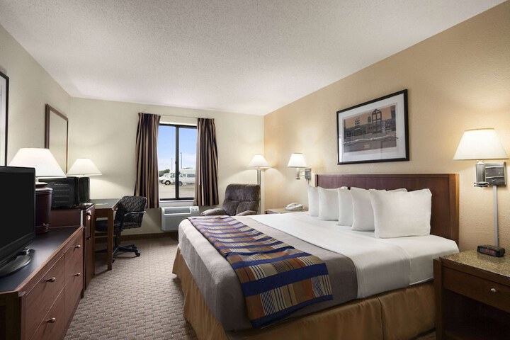 Days Inn by Wyndham Oglesby / Starved Rock