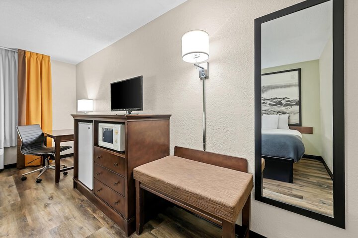 Super 8 by Wyndham Alexandria MN