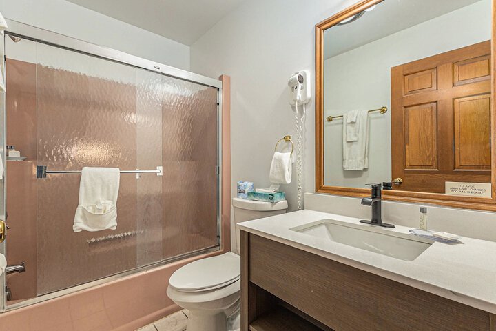 Snyders Shoreline Inn