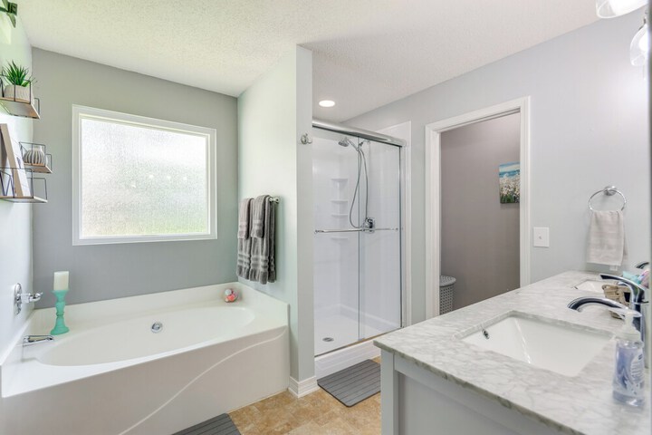 Spacious Home w / Sunroom 15 Mi to Pensacola!