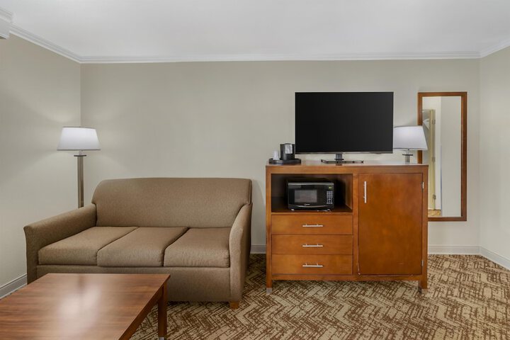 Best Western Plus Northwoods Inn