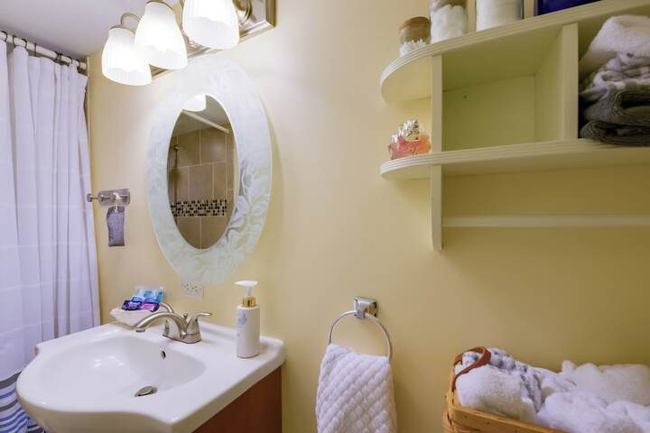 Cozy Ventnor Getaway: Walk to Public Beach!