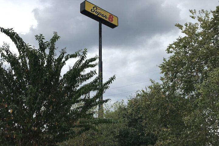 Super 8 by Wyndham Slidell
