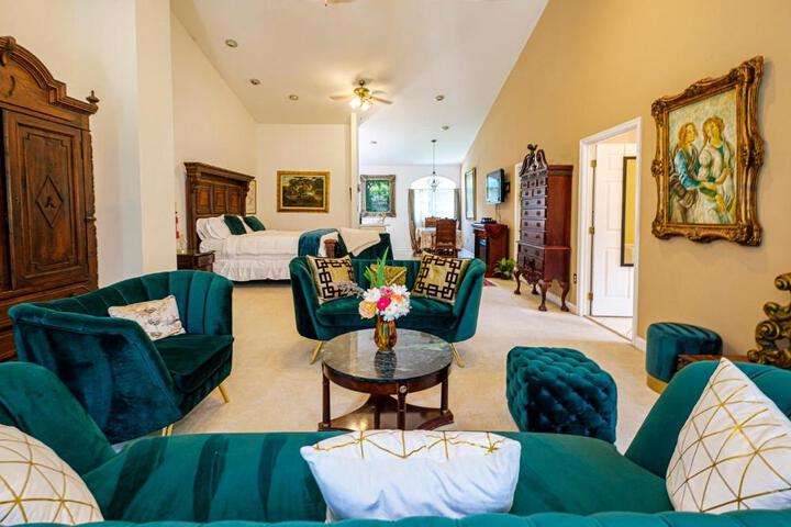 STONE MANOR BED & BREAKFAST INN