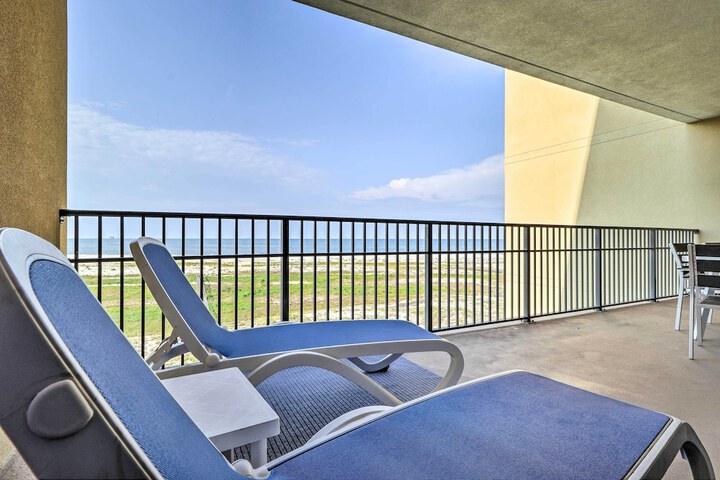 Beachfront Dauphin Island Condo w / 2 Pools & Sauna