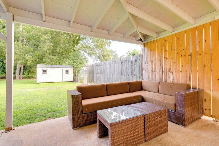 Pet-friendly Travelers Rest Home w / Covered Patio