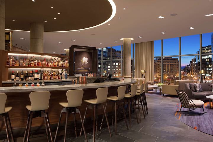 Lounge 107 of 122