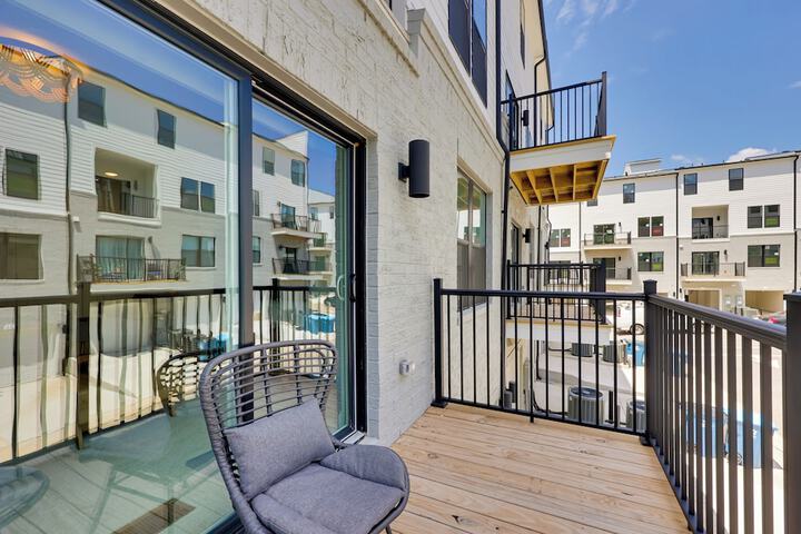 Modern Downtown Apt w / Balcony in Wake Forest!