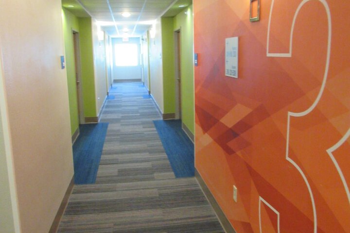 Ballroom/Hall 72 of 77