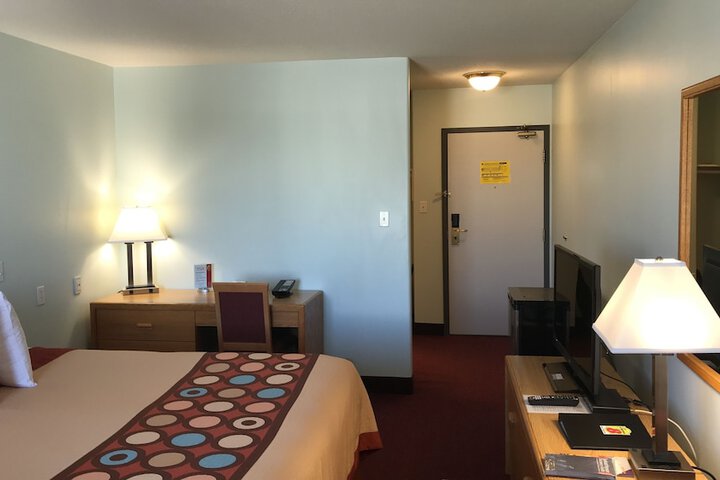 Super 8 by Wyndham Kindersley