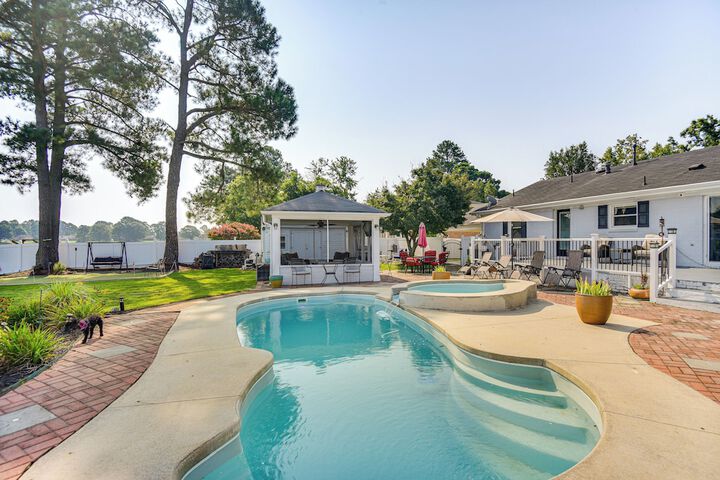 Luxe Lakefront Portsmouth Home: Fish Swim & Play!