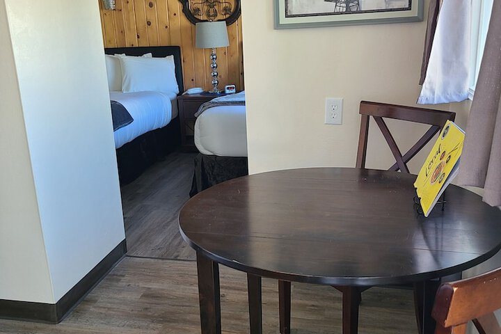 Lamplighter Cabins & Suites