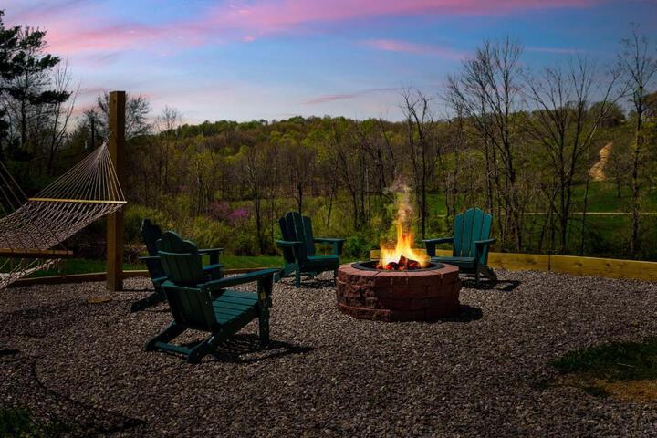 Spacious Cabin Near Hocking Hills and Caves with Hot Tub and Firepit