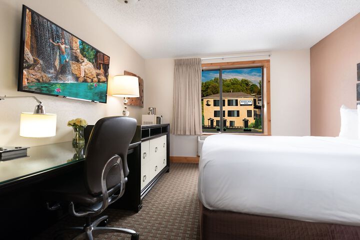 Natura Vue Resort & Boathouse