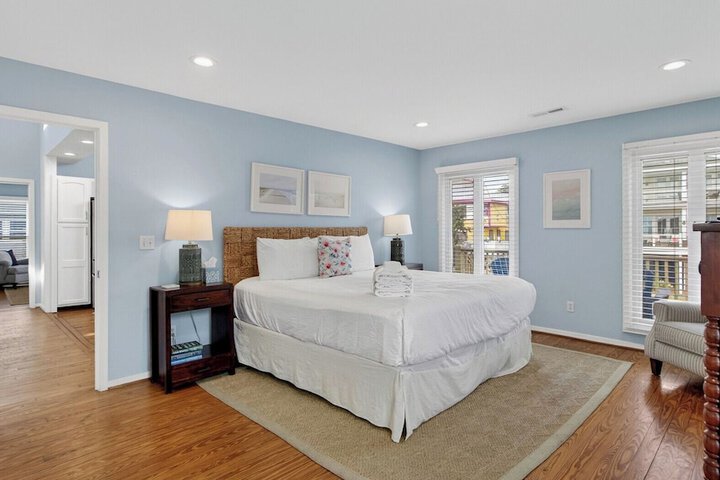 Lighthouse by Avantstay Beachfront View Home w / Pool Table & Ping Pong