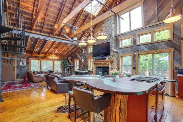 Serene Pacific Getaway: Deck Grill & Fire Pit!