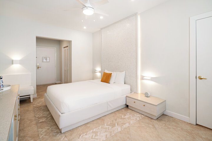 Room 70 of 94