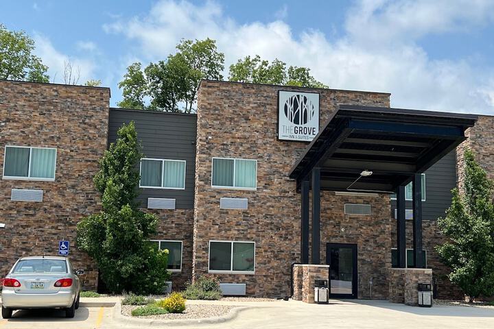 The Grove Inn & Suites