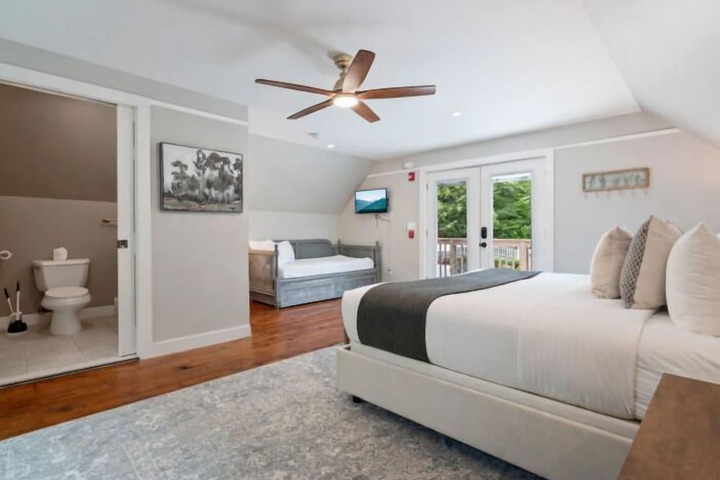 The Aurora Inn & Cottages