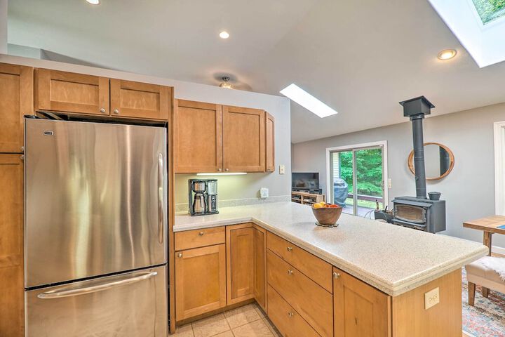 Cozy Whitehall Hideaway w / Hot Tub + Chiminea!