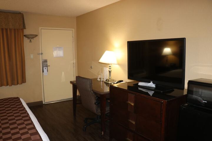 Room 8 of 16